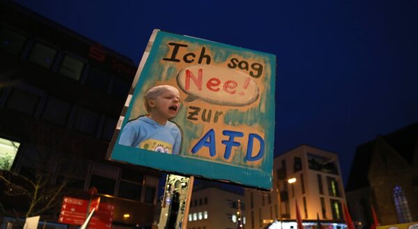 20.02.2025 Dortmund, Kampstraße vor der Petrikirche, Steh auf, mach mit Dein Licht für die Demokratie : Unter diesem Motto rief der Dortmunder Arbeitskreis gegen Rechtsextremismus zu einer Kundgebung 3 Tage vor der Bundestagswahl auf. *** 20 02 2025 Dortmund, Kampstraße in front of the Petrikirche, Stand up, join in shining your light for democracy Under this motto, the Dortmund working group against right-wing extremism called for a rally three days before the Bundestag elections,Image: 966579962, License: Rights-managed, Restrictions: imago is entitled to issue a simple usage license at the time of provision. Personality and trademark rights as well as copyright laws regarding art-works shown must be observed. Commercial use at your own risk., Model Release: no, Credit line: Anja Cord / imago stock&people / Profimedia