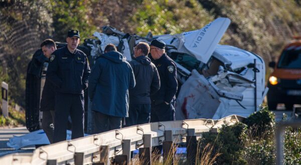 18.02.2025. Dubrovnik - Jutros, oko 7,30 sati, na državnoj cesti D-8  pod još neutvrđenim okolnostima, prevrnulo se na krov, izvijestila je policija.Na mjestu događaja preminula je jedna osoba. Stijena se odlomila i pala na kombi vozilo Photo: Pixsell/PIXSELL