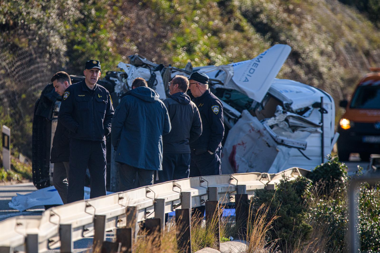 18.02.2025. Dubrovnik - Jutros, oko 7,30 sati, na državnoj cesti D-8  pod još neutvrđenim okolnostima, prevrnulo se na krov, izvijestila je policija.Na mjestu događaja preminula je jedna osoba. Stijena se odlomila i pala na kombi vozilo Photo: Pixsell/PIXSELL