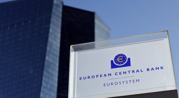 Die Zentrale der EZB in Frankfurt am Main vor der Pressekonferenz der Europäischen Zentralbank in der EZB in Frankfurt. Die Europäische Zentralbank will die Wirtschaft durch eine weitere Zinssenkung stützen und senkt die Zinsen im Euroraum weiter um 0,25 Prozentpunkte auf 2,75 Prozent. Themenbild, Symbolbild Frankfurt am Main, 30.01.2025 Hessen Deutschland *** The ECB headquarters in Frankfurt am Main before the press conference of the European Central Bank at the ECB in Frankfurt The European Central Bank wants to support the economy by cutting interest rates further by 0.25 percentage points to 2.75 percent in the eurozone Theme image, symbolic image Frankfurt am Main, 30 01 2025 Hesse Germany Copyright: xChristophxHardtx,Image: 959586902, License: Rights-managed, Restrictions: imago is entitled to issue a simple usage license at the time of provision. Personality and trademark rights as well as copyright laws regarding art-works shown must be observed. Commercial use at your own risk., Model Release: no, Credit line: Christoph Hardt / imago stock&people / Profimedia