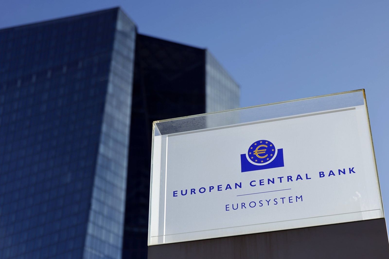 Die Zentrale der EZB in Frankfurt am Main vor der Pressekonferenz der Europäischen Zentralbank in der EZB in Frankfurt. Die Europäische Zentralbank will die Wirtschaft durch eine weitere Zinssenkung stützen und senkt die Zinsen im Euroraum weiter um 0,25 Prozentpunkte auf 2,75 Prozent. Themenbild, Symbolbild Frankfurt am Main, 30.01.2025 Hessen Deutschland *** The ECB headquarters in Frankfurt am Main before the press conference of the European Central Bank at the ECB in Frankfurt The European Central Bank wants to support the economy by cutting interest rates further by 0.25 percentage points to 2.75 percent in the eurozone Theme image, symbolic image Frankfurt am Main, 30 01 2025 Hesse Germany Copyright: xChristophxHardtx,Image: 959586902, License: Rights-managed, Restrictions: imago is entitled to issue a simple usage license at the time of provision. Personality and trademark rights as well as copyright laws regarding art-works shown must be observed. Commercial use at your own risk., Model Release: no, Credit line: Christoph Hardt / imago stock&people / Profimedia