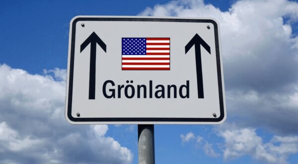 Wegweiser mit amerikanischer Flagge und Schriftzug Grönland Fotomontage: Wegweiser mit amerikanischer Flagge und Schriftzug Grönland, 24.12.2024, Borkwalde, Brandenburg, Auf einem Wegweiser befindet sich der Schriftzug Grönland mit einer amerikanischen Flagge. *** Signpost with American flag and Greenland lettering Photomontage Signpost with American flag and Greenland lettering, 24 12 2024, Borkwalde, Brandenburg, On a signpost there is the lettering Greenland with an American flag,Image: 949642696, License: Rights-managed, Restrictions: imago is entitled to issue a simple usage license at the time of provision. Personality and trademark rights as well as copyright laws regarding art-works shown must be observed. Commercial use at your own risk., Model Release: no, Credit line: Sascha Steinach / imago stock&people / Profimedia