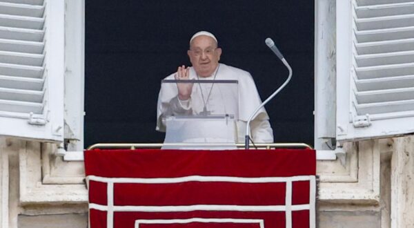 epa11835869 Pope Francis leads the Angelus prayer, traditional Sunday's prayer, from the window of his office overlooking Saint Peter's Square, in Vatican City, 19 January 2025.  EPA/FABIO FRUSTACI
