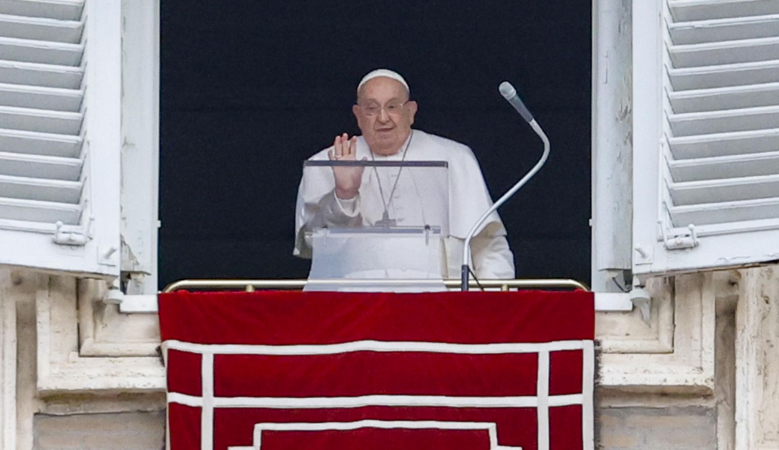 epa11835869 Pope Francis leads the Angelus prayer, traditional Sunday's prayer, from the window of his office overlooking Saint Peter's Square, in Vatican City, 19 January 2025.  EPA/FABIO FRUSTACI