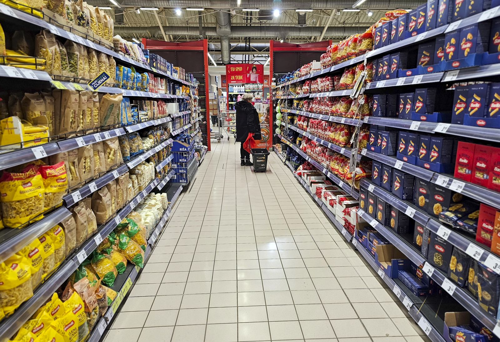 Zagreb, 23.01.2025 - Na društvenim mrežama građani se pozivaju da sutra, u petak 24. siječnja bojkotiraju kupnju, odnosno ne kupuju ništa u trgovinama i na benzinskim pumpama. Na slici ilustracija, trgovina, dučan, bojkot, kupci.
foto HINA/ Damir SENČAR/ ds
