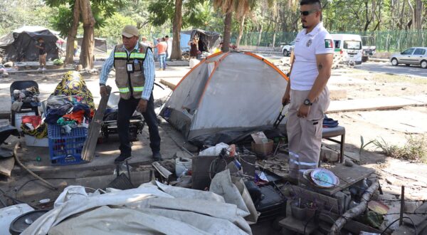 epa11865240 Members of civil protection teams remove a migrant camp in Tapachula in Chiapas, Mexico, 30 January 2025. Mexican authorities cleared a migrant camp on the southern border where foreigners have saturated the office of the Mexican Commission for Refugee Assistance (Comar) since US President Donald Trump took office.  EPA/JUAN MANUEL BLANCO