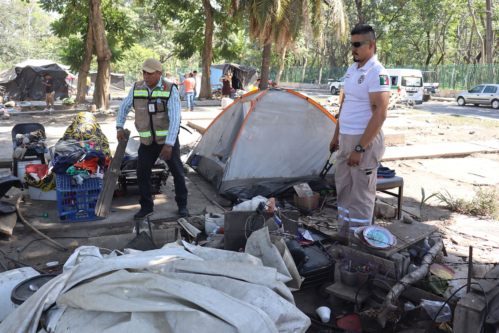 epa11865240 Members of civil protection teams remove a migrant camp in Tapachula in Chiapas, Mexico, 30 January 2025. Mexican authorities cleared a migrant camp on the southern border where foreigners have saturated the office of the Mexican Commission for Refugee Assistance (Comar) since US President Donald Trump took office.  EPA/JUAN MANUEL BLANCO