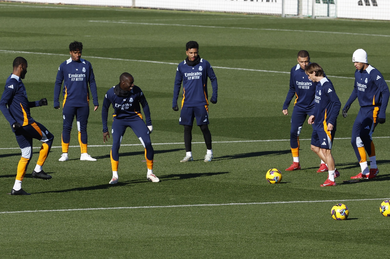 epa11865579 Real Madrid players Kylian Mbappe (3R), Luka Modric (2R) and Jude Bellingham (R) during the training of the team held at Valdebebas Sports Complex in Madrid, Spain, 31 January 2025. Real Madrid will face Espanyol on 01 February in LaLiga.  EPA/CHEMA MOYA
