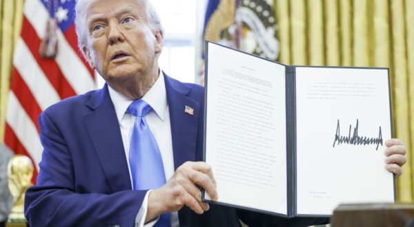 epa11875453 US President Donald Trump holds up a newly signed executive order withdrawing the United States from the United Nations Human Rights Council in the Oval Office of the White House in Washington, DC, USA, 04 February 2025.  EPA/SHAWN THEW / POOL