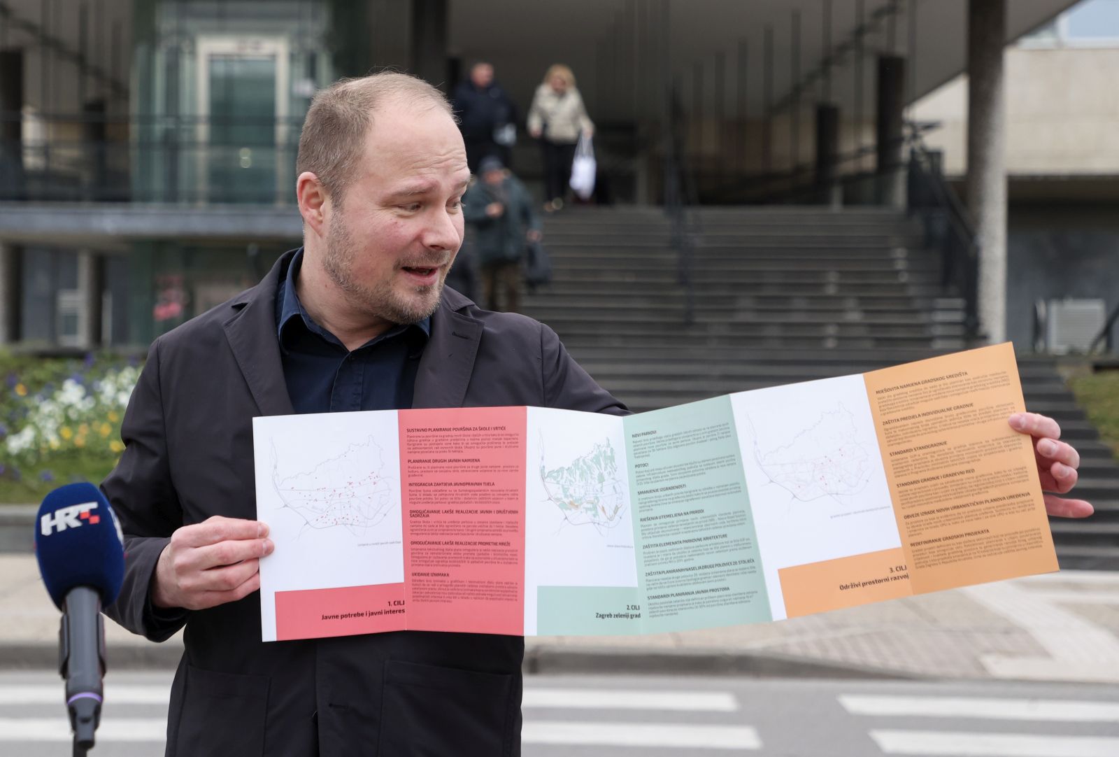Zagreb, 06.02.2025 - Zamjenik gradonačelnika Grada Zagreba Luka Korlaet komentirao je izjavu ministra Branka Bačića oko GUP-a. Na slici Luka Korlaet pokazuje prospekt s osnovnim podacima o Generalnom urbanističkom planu Grada Zageba (GUP).
foto HINA/ Damir SENČAR/ ds