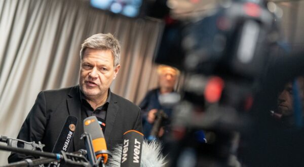 epa11880181 Top candidate for the German federal parliamentary elections of the Green Party (Die Gruenen), German Minister for Economy and Climate Robert Habeck gives a statement ti the press after visiting after casting his vote for the general election at the town hall in Flensburg, Germany, 07 February 2025.  EPA/MARTIN ZIEMER