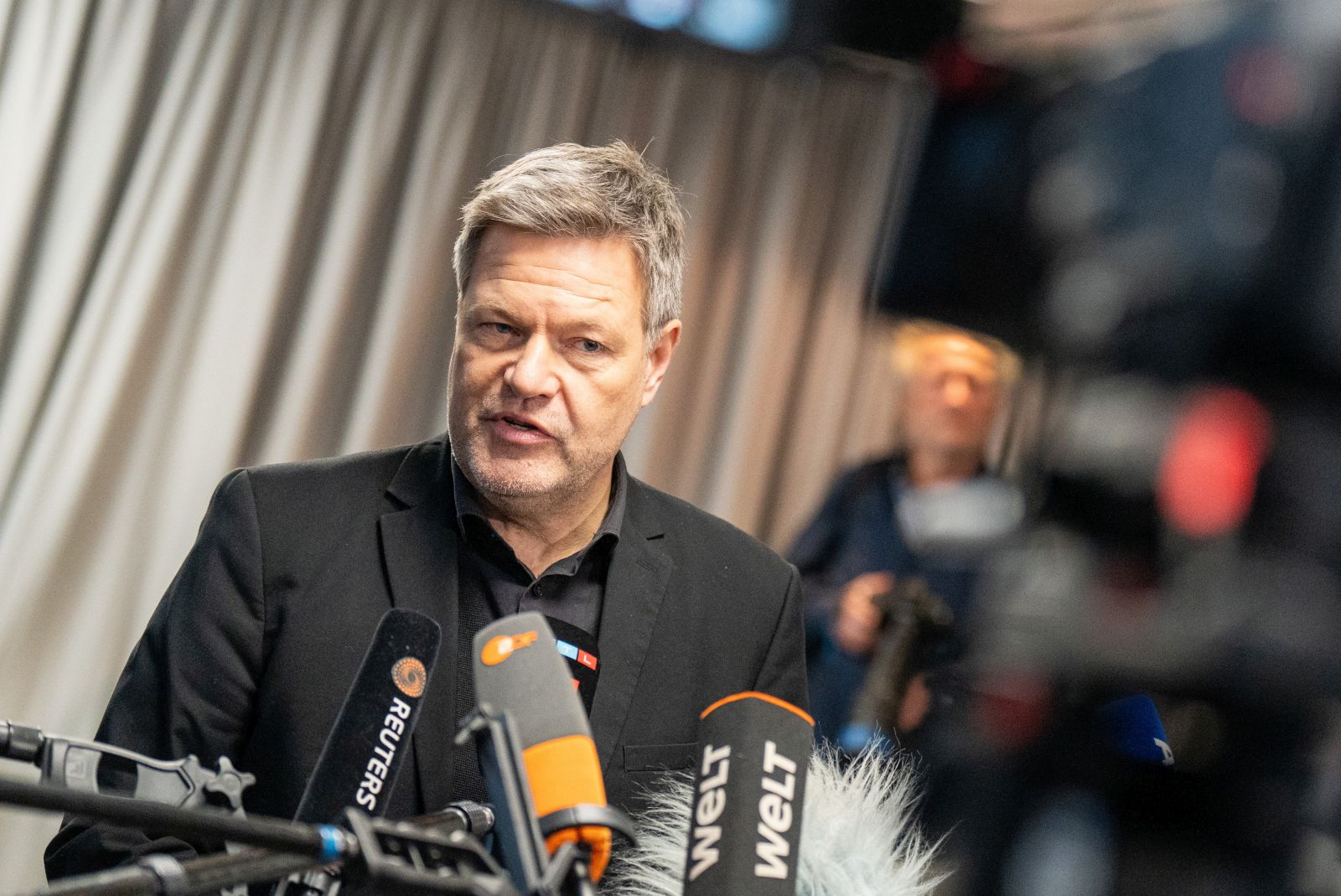 epa11880181 Top candidate for the German federal parliamentary elections of the Green Party (Die Gruenen), German Minister for Economy and Climate Robert Habeck gives a statement ti the press after visiting after casting his vote for the general election at the town hall in Flensburg, Germany, 07 February 2025.  EPA/MARTIN ZIEMER