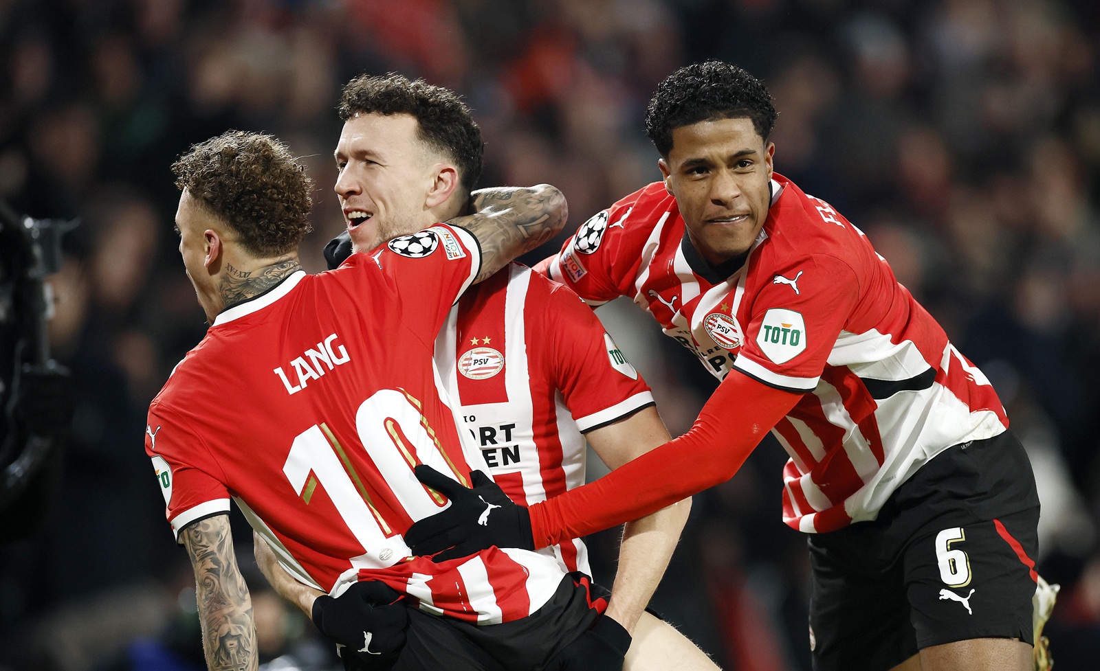 epa11908616 Ivan Perisic (C) of PSV Eindhoven celebrates the 1-0 lead during the UEFA Champions League knockout phase play-offs 2nd leg soccer match between PSV Eindhoven and Juventus FC in Eindhoven, Netherlands, 19 February 2025.  EPA/KOEN VAN WEEL