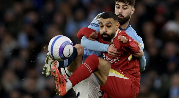 epa11918853 Mohamed Salah (L) of Liverpool in action against Josko Gvardiol (R) of Manchester City during the English Premier League match between Manchester City and Liverpool FC, in Manchester, Britain, 23 February 2025.  EPA/ADAM VAUGHAN EDITORIAL USE ONLY. No use with unauthorized audio, video, data, fixture lists, club/league logos, 'live' services or NFTs. Online in-match use limited to 120 images, no video emulation. No use in betting, games or single club/league/player publications.