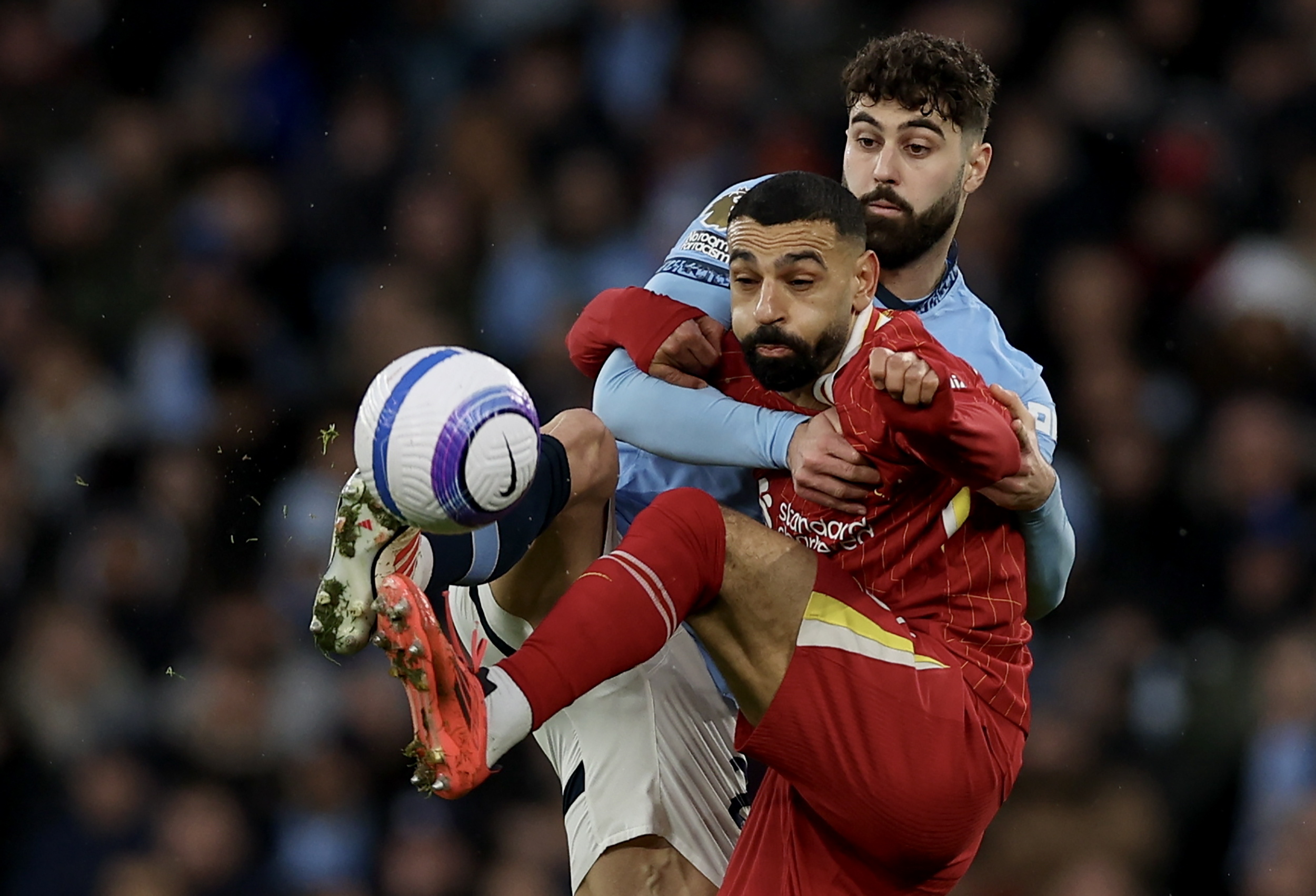 epa11918853 Mohamed Salah (L) of Liverpool in action against Josko Gvardiol (R) of Manchester City during the English Premier League match between Manchester City and Liverpool FC, in Manchester, Britain, 23 February 2025.  EPA/ADAM VAUGHAN EDITORIAL USE ONLY. No use with unauthorized audio, video, data, fixture lists, club/league logos, 'live' services or NFTs. Online in-match use limited to 120 images, no video emulation. No use in betting, games or single club/league/player publications.