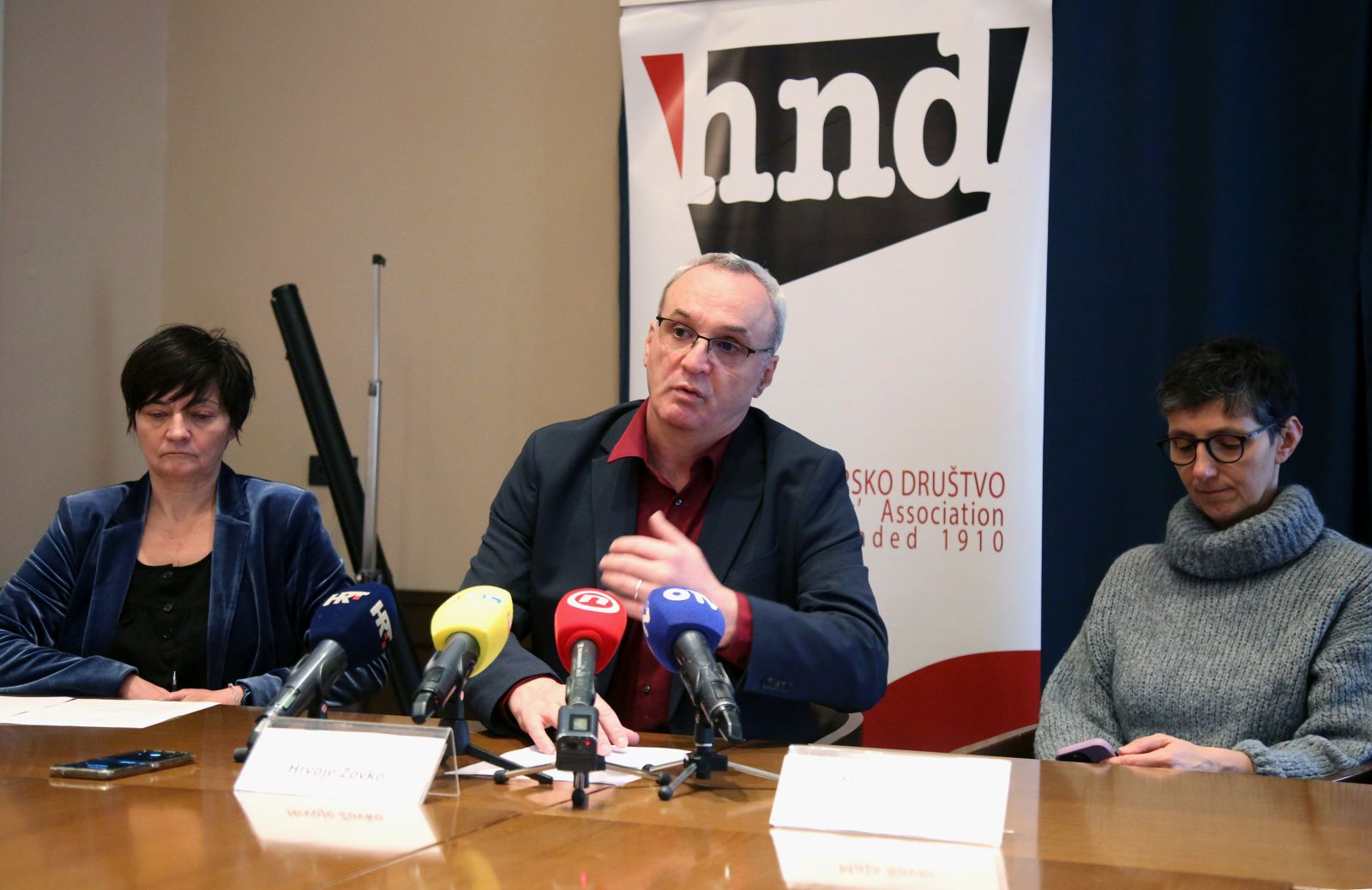 Zagreb, 25.02.2025 - Predsjednik Hrvatskog novinarskog društva Hrvoje Zovko i glavna tajnica Melisa Skender održali su konferenciju za novinare na kojoj su  govorili o nalazima stanja medijskih sloboda u Hrvatskoj međunarodne misije Media Freedom Rapid Responsa i objaviti s kojim državnim institucijama HND do daljnjega obustavlja suradnju i zbog čega. Na fotografiji Melisa Skender, Hrvoje Zovko, Maja Sever.
foto HINA/ Denis CERIĆ /dc