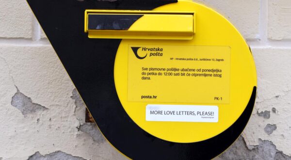 04.06.2024., Zagreb - Zanimljiva naljepinica "Vise ljubavnih pisama molim" postavljena je na postanski sanducic na Gornjem gradu. Da li ce u vrememu kad je klasicnih pisama sve manje ikoga potaknuti na trazeni angazman tesko je reci, ali ideja nije losa.. Photo: Patrik Macek/PIXSELL
