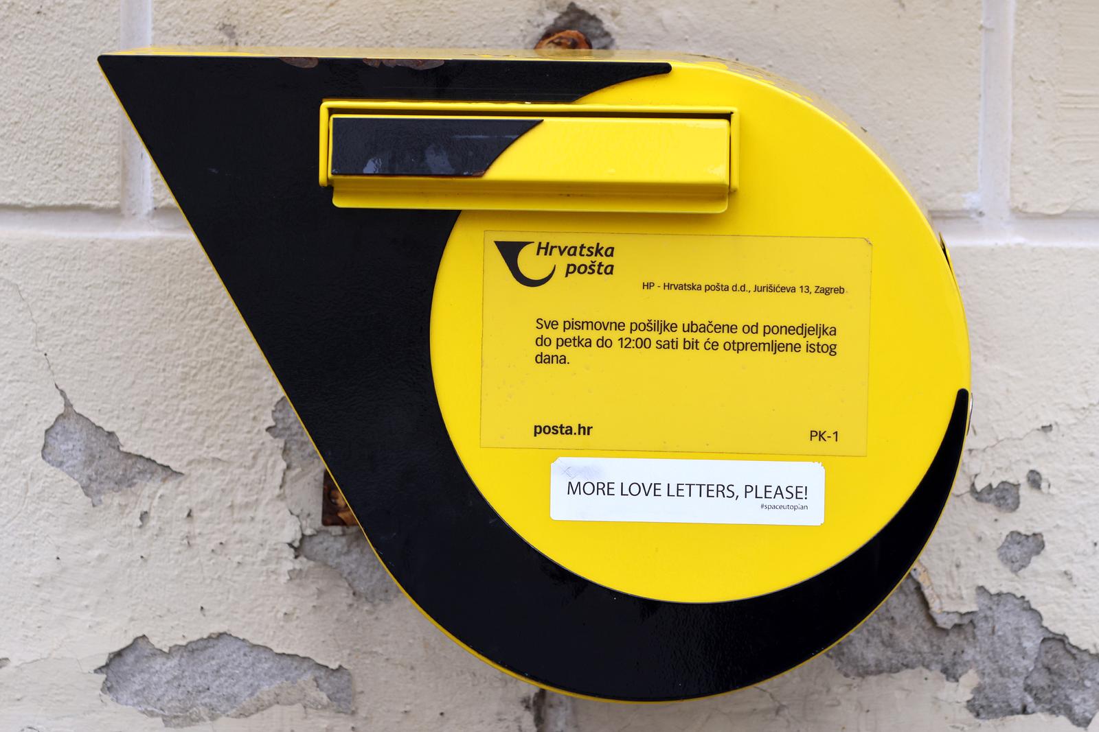 04.06.2024., Zagreb - Zanimljiva naljepinica "Vise ljubavnih pisama molim" postavljena je na postanski sanducic na Gornjem gradu. Da li ce u vrememu kad je klasicnih pisama sve manje ikoga potaknuti na trazeni angazman tesko je reci, ali ideja nije losa.. Photo: Patrik Macek/PIXSELL
