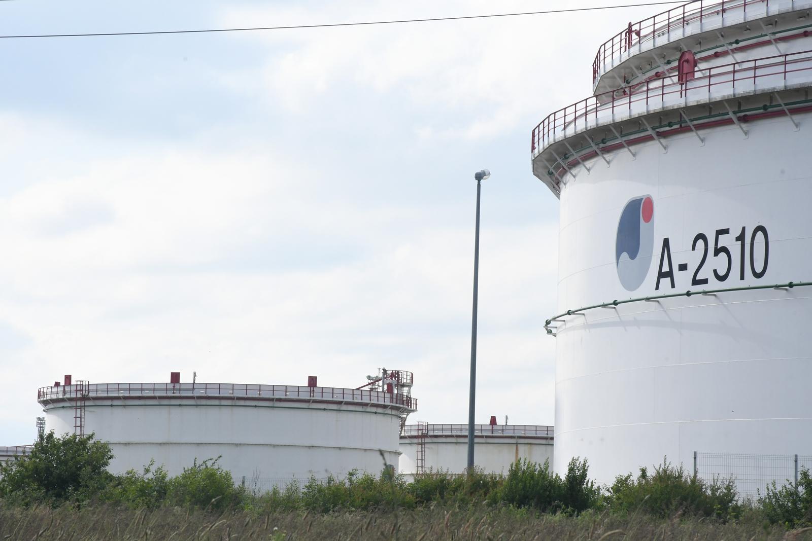 27.05.2020., Sisak - Izgradnja novih, pokraj postojecih naftnih rezervoara, na JANAF-ovom Terminalu Sisak.rPhoto: Nikola Cutuk/PIXSELL