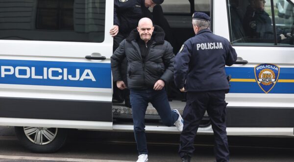 27. 02. 2025., Osijek - Josip Dabro doveden je jutros pred suca istrage. Ceka se odluka hoce li za njega biti zatrazen istrazni zatvor. Dabru se tereti za kaznena djela povrede djetetovih prava i neovlasteno posjedovanje i koristenje oruzja. Photo: Davor Javorovic/PIXSELL