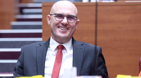 11.02.2025., Zagreb - Nakon odgode Sabor je danas glasovanjem potvrdio novog ministra poljoprivrede Davida Vlajcica. Za izbor novog ministra glasovali su i zastupnici Domovinskog pokreta pa i dosadasnji ministar Josip Dabro, koji je bio 76. ruka vladajuce koalicije. Photo: Patrik Macek/PIXSELL