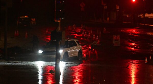 A motorist attempts to get out of the mud-covered intersection at Sunset Blvd and Pacific Coast Highway, near the Palisades Fire zone, during a storm in Malibu, California, on February 13, 2025. A monster rainstorm was drenching southern California on February 13, 2025, with officials in Los Angeles readying for flooding and landslides in areas burned by last month's huge wildfires. Heavy rain was falling across a swath of the state, with as much as six inches (15 centimeters) expected in some places, forecasters from the National Weather Service (NWS) said.,Image: 963676762, License: Rights-managed, Restrictions: , Model Release: no, Credit line: AGUSTIN PAULLIER / AFP / Profimedia