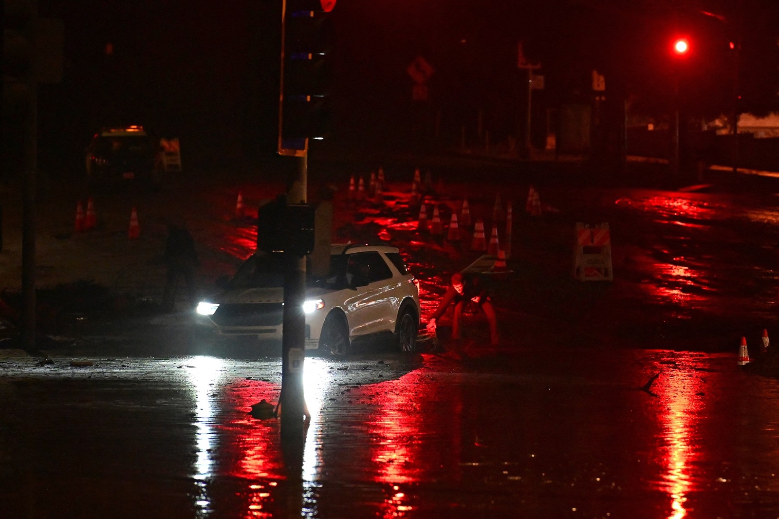 A motorist attempts to get out of the mud-covered intersection at Sunset Blvd and Pacific Coast Highway, near the Palisades Fire zone, during a storm in Malibu, California, on February 13, 2025. A monster rainstorm was drenching southern California on February 13, 2025, with officials in Los Angeles readying for flooding and landslides in areas burned by last month's huge wildfires. Heavy rain was falling across a swath of the state, with as much as six inches (15 centimeters) expected in some places, forecasters from the National Weather Service (NWS) said.,Image: 963676762, License: Rights-managed, Restrictions: , Model Release: no, Credit line: AGUSTIN PAULLIER / AFP / Profimedia