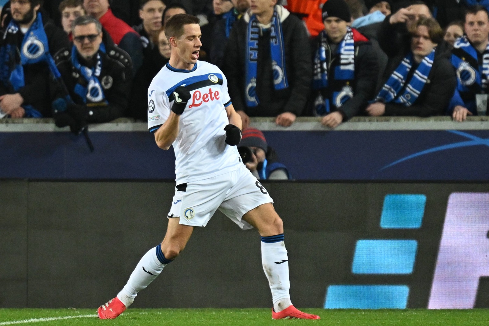 250212 Champions League Knock Out Club Brugge vs Atalanta Mario Pasalic 8 of Atalanta celebrates after scoring the 1-1 equalizer goal during a soccer game between Belgian Club Brugge KV and Italian Atalanta Bergamo in the UEFA Champions League Knockout phase play-offs leg 1 of the 2024-25 season, on Wednesday 12 February 2025 in Brugge , Belgium . photo Isosport Brugge Belgium Copyright: xDavidxCatryx 20250212DC2_0596,Image: 962885540, License: Rights-managed, Restrictions: PUBLICATIONxNOTxINxBELxUKxUSA, Model Release: no, Credit line: David Catry / imago sportfotodienst / Profimedia