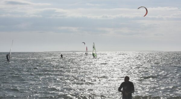 Medulin: Surferi dobro znaju kako iskoristiti jak vjetar 27.10.2018., Medulin - Na Medulinskom podrucju danas prevladava djelomice suncano do pretezno oblacno vrijeme, jugo jaca, a temperature zraka iznimno su visoke za doba godine pa surferi i kayteri iz Slovenije, Austrije, Italije i Hrvatske uzivaju "jahajuci" na valovima rPhoto: Dusko Marusic/Pixsell