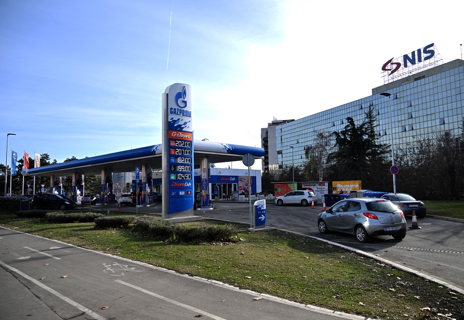 Vehicles refuel at the fuel pumps at a Naftna Industrija Srbija AD (NIS) gas station, which is majority-owned by OAO Gazprom Neft, in Belgrade, on January 8, 2025. Serbian President Aleksandar Vucic claimed that the United States and the United Kingdom were preparing to impose sanctions on the NIS oil group, Serbia's only gas supplier, of which more than 50% are owned by Russia's Gazprom Neft and Gazprom. The sanctions are expected between January 10 and 13.,Image: 952578558, License: Rights-managed, Restrictions: , Model Release: no, Credit line: OLIVER BUNIC / AFP / Profimedia