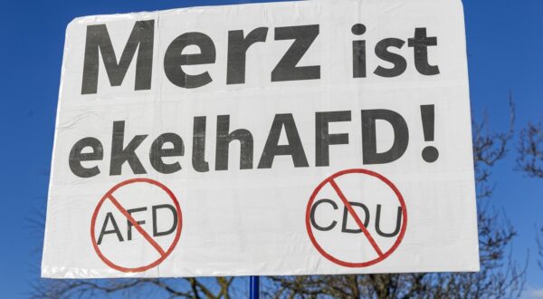 Demonstration gegen Friedrich Merz gegen die CDU und AFD in Dortmund. 01.02.2025 EU, DEU, Deutschland, Nordrhein-Westfalen, Essen: Demonstration gegen die Politik des Unions-Kanzlerkandidaten Friedrich Merz und die Politik der CDU nach der Mehrheitsbildung der CDU mit der AfD über den Unionsantrag zur Verschärfung der Migrationspolitik am 29.01. und den folgenden Gesetzes Entwurf am 31.01. Ca. 20.000 Menschen zogen von der Grünen Mitte zum Bahnhof und dann über die Hindenburgstraße zurück zur Grünen Mitte. EU, DEU, Germany, North Rhine-Westphalia, Essen: Demonstration against the policies of the CDU chancellor candidate Friedrich Merz and the policies of the CDU after the CDU formed a majority with the AfD on the Union motion to tig,Image: 959490463, License: Rights-managed, Restrictions: imago is entitled to issue a simple usage license at the time of provision. Personality and trademark rights as well as copyright laws regarding art-works shown must be observed. Commercial use at your own risk., Model Release: no, Credit line: Markus Matzel / imago stock&people / Profimedia
