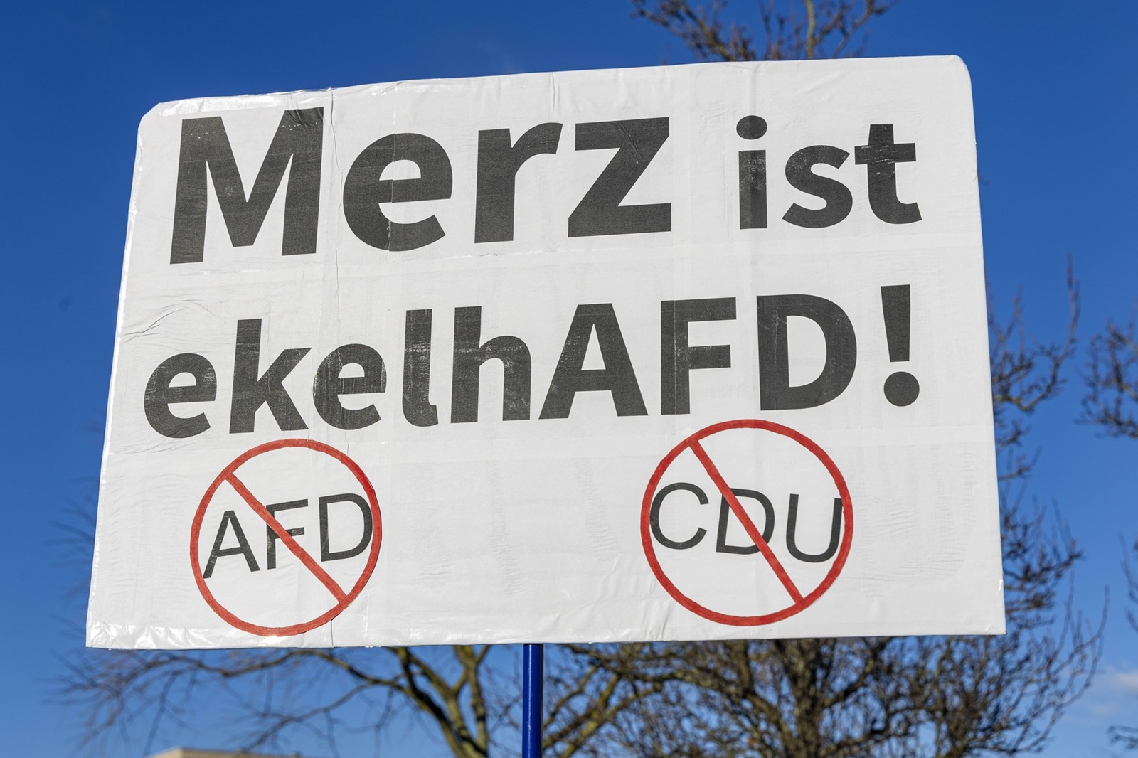 Demonstration gegen Friedrich Merz gegen die CDU und AFD in Dortmund. 01.02.2025 EU, DEU, Deutschland, Nordrhein-Westfalen, Essen: Demonstration gegen die Politik des Unions-Kanzlerkandidaten Friedrich Merz und die Politik der CDU nach der Mehrheitsbildung der CDU mit der AfD über den Unionsantrag zur Verschärfung der Migrationspolitik am 29.01. und den folgenden Gesetzes Entwurf am 31.01. Ca. 20.000 Menschen zogen von der Grünen Mitte zum Bahnhof und dann über die Hindenburgstraße zurück zur Grünen Mitte. EU, DEU, Germany, North Rhine-Westphalia, Essen: Demonstration against the policies of the CDU chancellor candidate Friedrich Merz and the policies of the CDU after the CDU formed a majority with the AfD on the Union motion to tig,Image: 959490463, License: Rights-managed, Restrictions: imago is entitled to issue a simple usage license at the time of provision. Personality and trademark rights as well as copyright laws regarding art-works shown must be observed. Commercial use at your own risk., Model Release: no, Credit line: Markus Matzel / imago stock&people / Profimedia