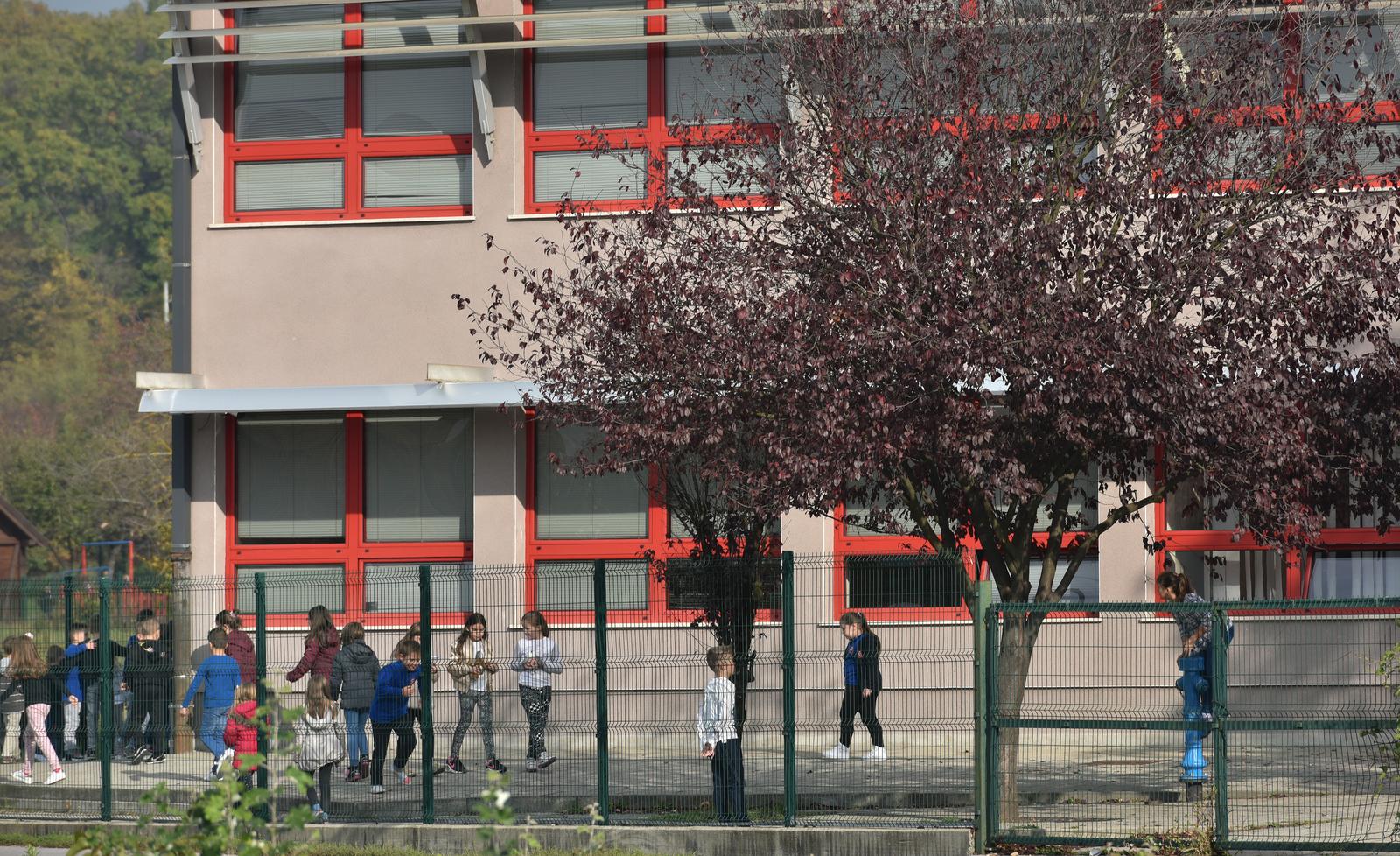 27.10.2017., Gornja Dubrava, Zagreb - Prosvjed roditelja ispred skole u Granesini koja nema dvorane za vjezbanje niti igraliste. "nZbog rebalansa proracuna do daljnega je obustavljena izgradnja dogovorenih objekata. "nPhoto: Davor Visnjic/PIXSELL