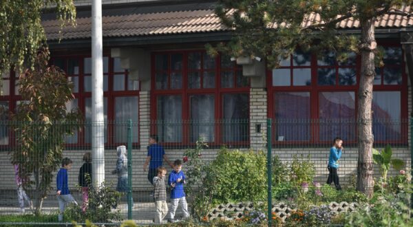27.10.2017., Gornja Dubrava, Zagreb - Prosvjed roditelja ispred skole u Granesini koja nema dvorane za vjezbanje niti igraliste. "nZbog rebalansa proracuna do daljnega je obustavljena izgradnja dogovorenih objekata. "nPhoto: Davor Visnjic/PIXSELL