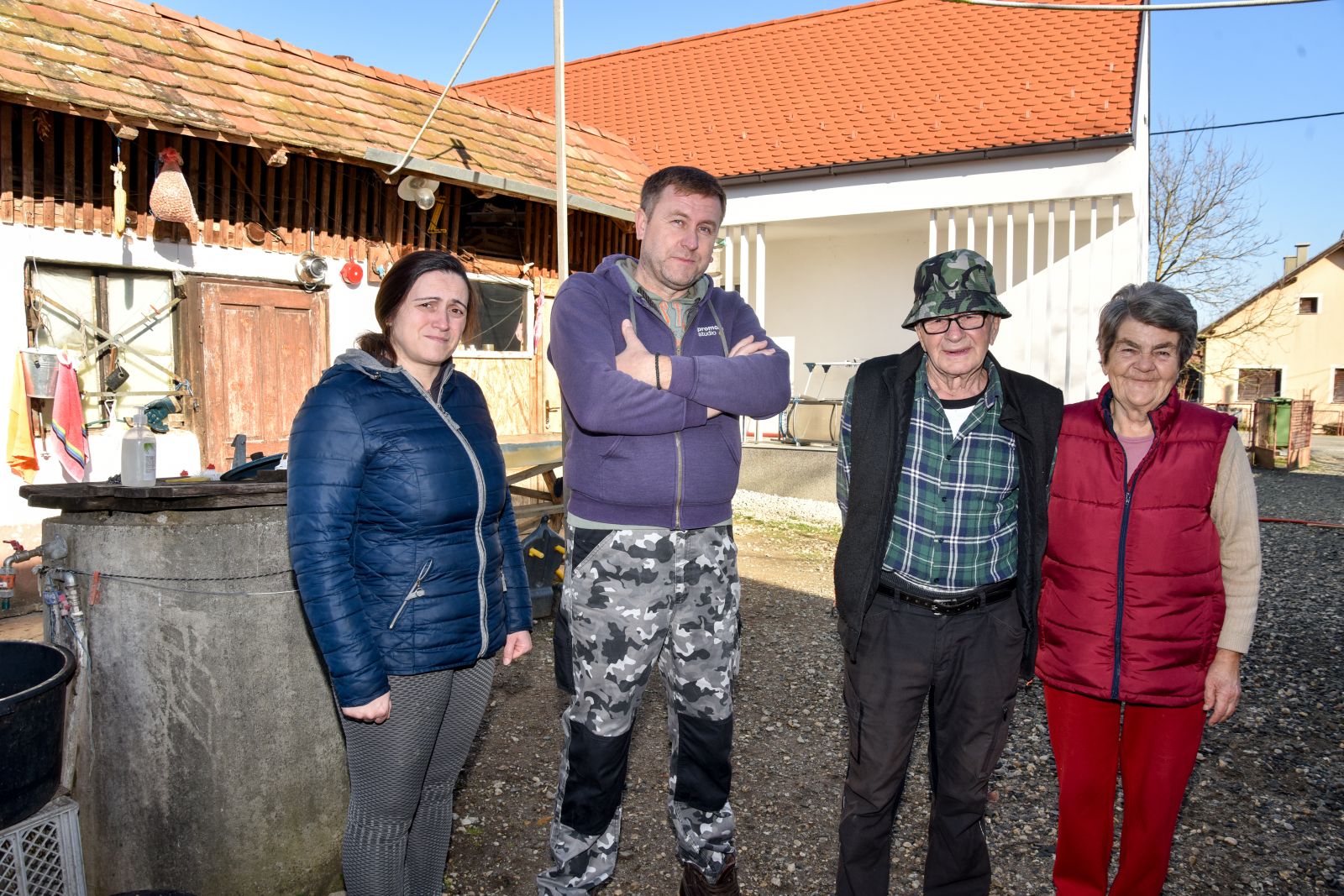 30.01.2025., Mostanica - Obitelj Dragic iz mjesta Mostanica pored Petrinje koja ne moze uci u svoju kucu obnovljenu u potresu. 

Photo Sasa ZinajaNFoto