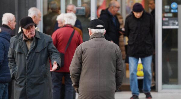 01.02.2025., Sibenik - Guzva ispred banke zbog isplate mirovina. Photo: Hrvoje Jelavic/PIXSELL