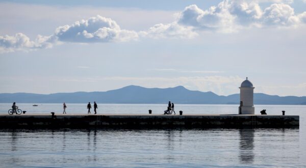 02.02.2025., Zadar - Suncana nedjelja je idealna za setnju gradom Photo: Sime Zelic/PIXSELL