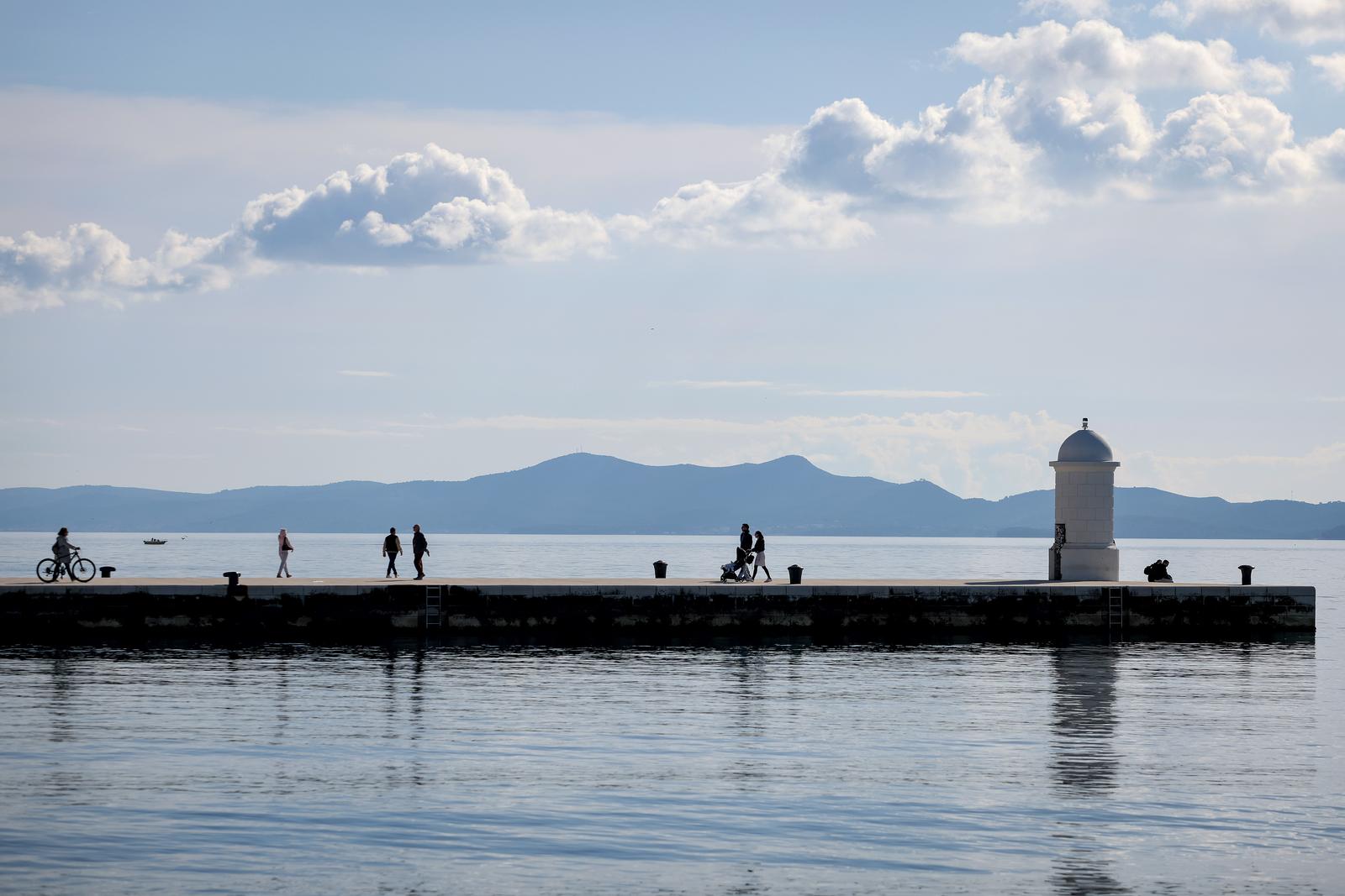 02.02.2025., Zadar - Suncana nedjelja je idealna za setnju gradom Photo: Sime Zelic/PIXSELL