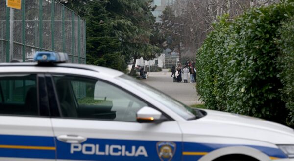 06.02.2025., Zagreb - Prirodoslovna skola Vladimira Preloga.  Nekoliko zagrebackih skola dobilo je dojave o postavljenim eksplozivnim napravama. Photo: Neva Zganec/PIXSELL