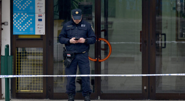 06.02.2025., Zagreb - Prirodoslovna skola Vladimira Preloga.  Nekoliko zagrebackih skola dobilo je dojave o postavljenim eksplozivnim napravama. Photo: Neva Zganec/PIXSELL