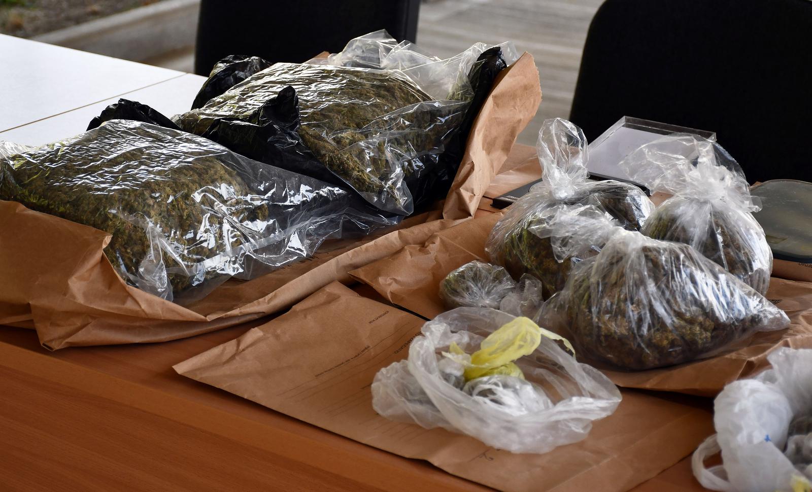 06.07.2021., Slavonski Brod - U postaji granicne policije Slavonski Brod odrzana je konferencija za medije u vezi pronalaska 5083,78 grama marihuane, koja je pronadjena prilikom pretrage stana koji je koristio 21 godisnjak s podrucja Slavonskog Broda.rPhoto: Ivica Galovic/ PIXSELL