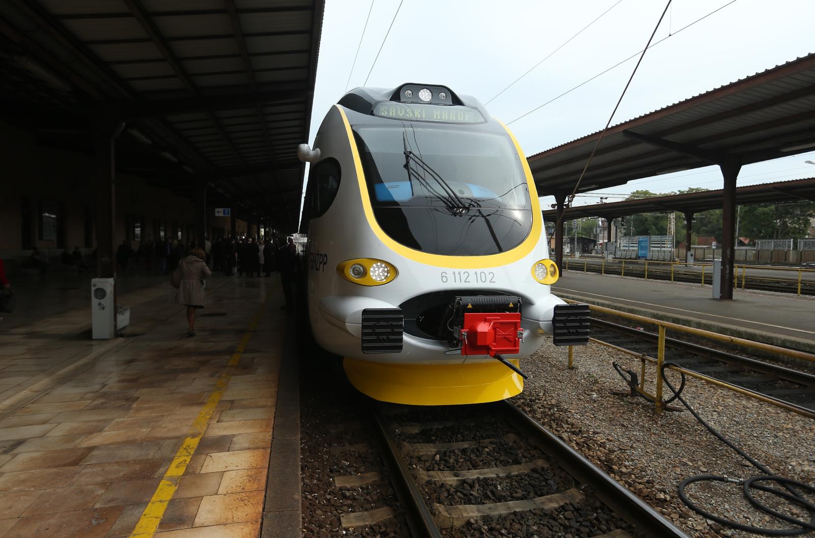 06.10.2015., Zagreb - Premjer Zoran Milanovic vraca se u Zagreb novim elektromotornim vlakom koji pusten u redoviti promet na relaciji Dugo Selo-Zagreb, Glavni kolodvor-Savski Marof. Photo: Zeljko Lukunic/PIXSELL