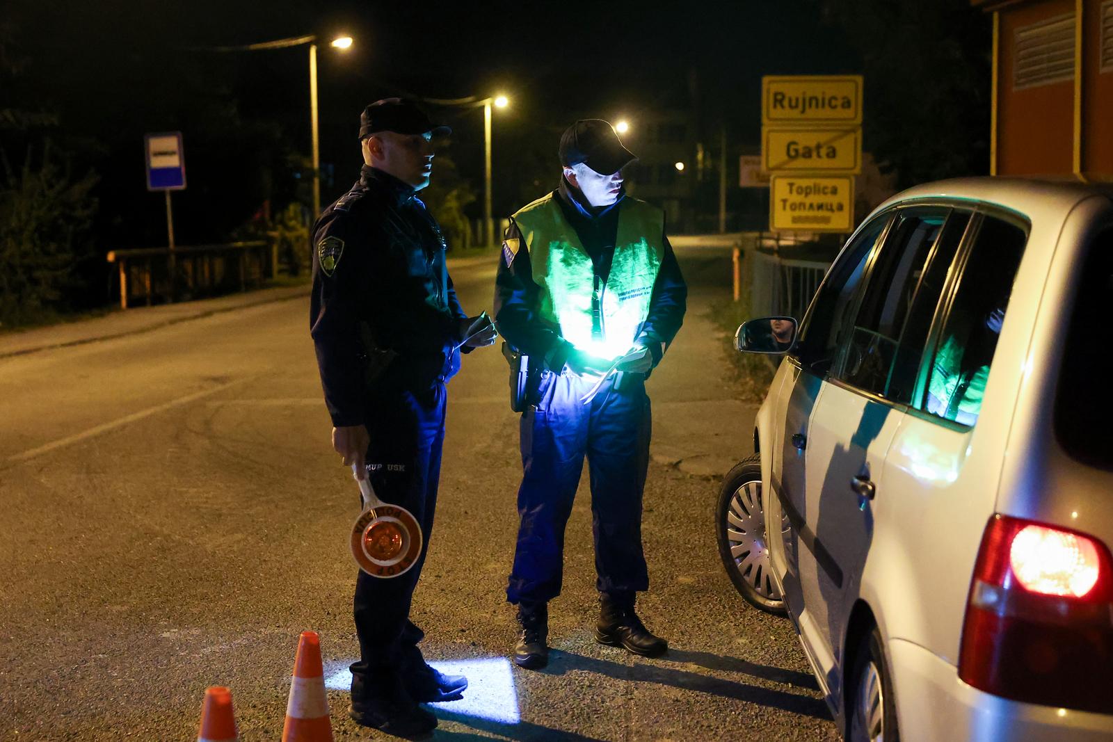 04.10.2023., Bihac, Bosna i Hercegovina - Nocna patrola pripadnika Granicne policije BiH i MUP-a Unsko-sanskog kantona u blizini granice sa Republikom Hrvatskom. Granicnoj policiji BiH nedostaje vise od 600 policijskih sluzbenika i unatoc tome, oni su ove godine odvratili vise od 4000 osoba od ilegalnog prelaska granice. Photo: Armin Durgut/PIXSELL
