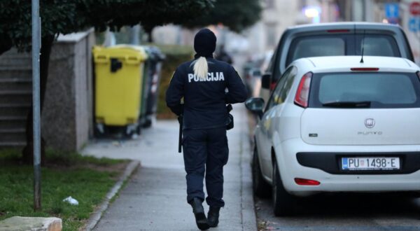07.01.2025., Pula - Prvog dana nastavka skolske godine, a ujedno i prvi dan s novim sigurnosnim rezimom i odmah problem. U pulskoj Osnovnoj skoli Tone Perusko, zastitar se nije pojavio. Policija ipak patrolira oko prostora skole. Photo: Sasa Miljevic/PIXSELL