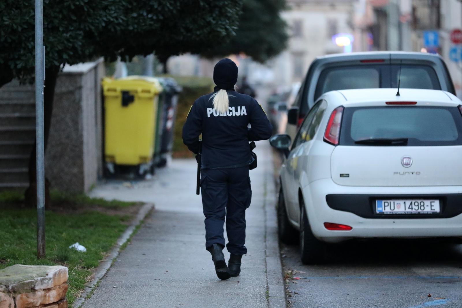 07.01.2025., Pula - Prvog dana nastavka skolske godine, a ujedno i prvi dan s novim sigurnosnim rezimom i odmah problem. U pulskoj Osnovnoj skoli Tone Perusko, zastitar se nije pojavio. Policija ipak patrolira oko prostora skole. Photo: Sasa Miljevic/PIXSELL