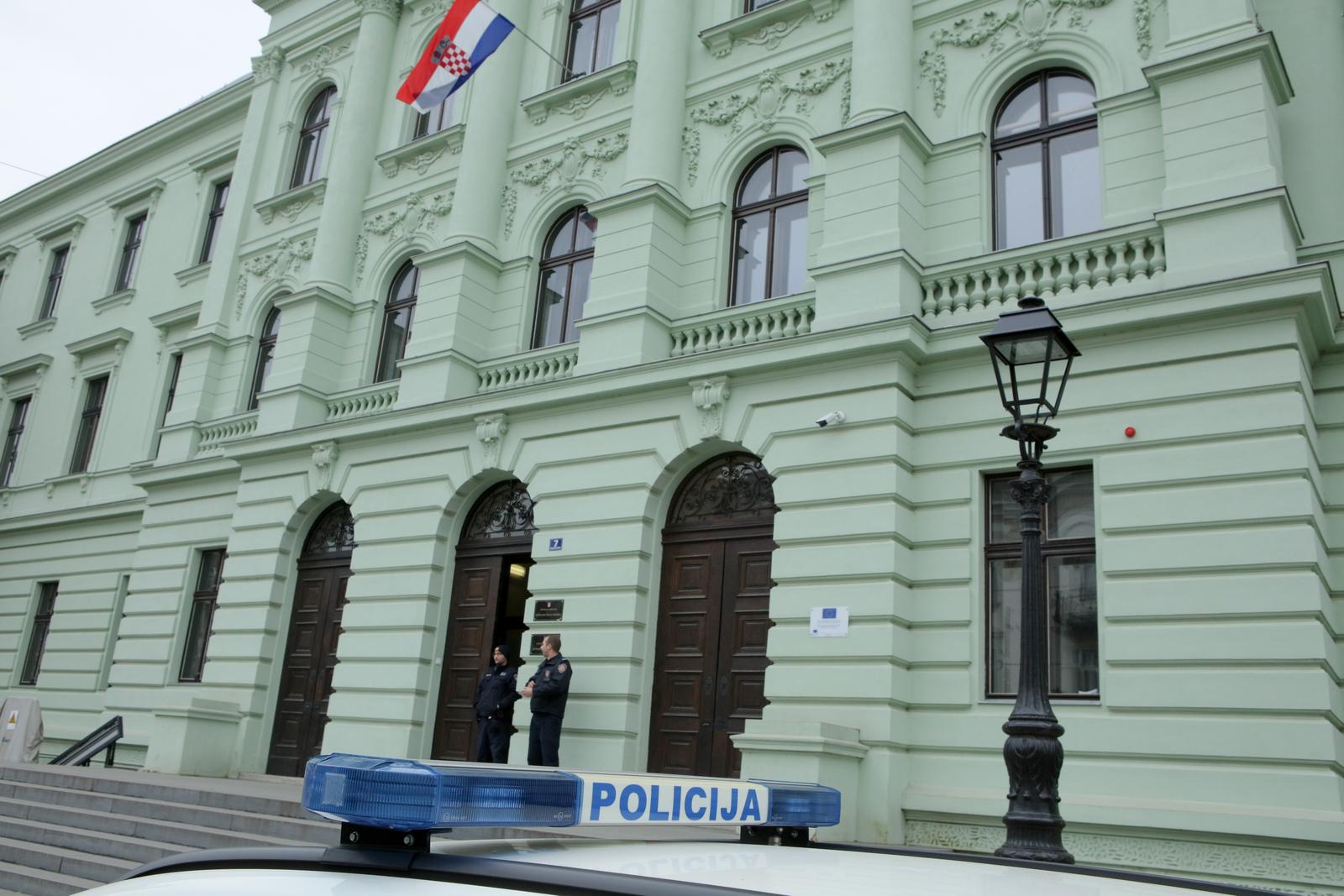 r08.01.2020., Osijek - Dojava o podmetnutoj bombi u zgradi Zupanijskog suda u Osijeku.rPhoto: Dubravka Petric/PIXSELL
