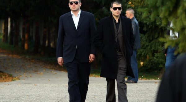 27.10.2008., Velika gorica - Na groblju u Velikoj Gorici pokopan je suvlasnik Nacionala Ivo Pukanic koji je zjedno s Nikom Franjicem poginuo pri eksploziji podmetnute bombe u dvoristu Nacionala u Vlaskoj ulici. Na sprovodu se nije pojavila Pukaniceva bivsa supruga Mirjana dok je njegova kcer Sara cijelo vrijeme neutjesno plakala. Na sprovod je dosao predsjdnik Stipe Mesic kao i mnogobrojni politicari i osobe iz javnog zivota. Novica i Nikola Petrac.rPhoto: Zeljko Lukunic/24sata