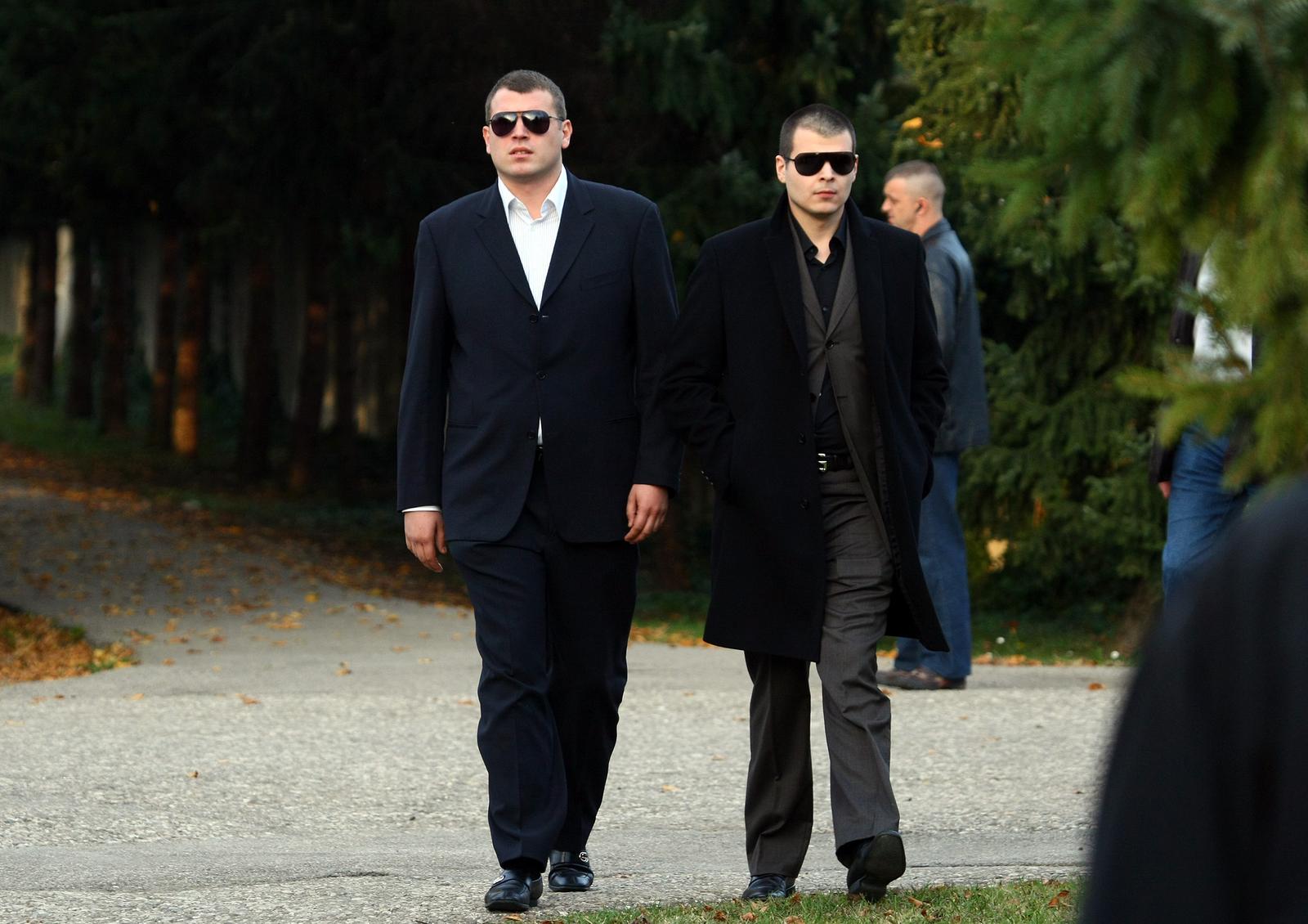27.10.2008., Velika gorica - Na groblju u Velikoj Gorici pokopan je suvlasnik Nacionala Ivo Pukanic koji je zjedno s Nikom Franjicem poginuo pri eksploziji podmetnute bombe u dvoristu Nacionala u Vlaskoj ulici. Na sprovodu se nije pojavila Pukaniceva bivsa supruga Mirjana dok je njegova kcer Sara cijelo vrijeme neutjesno plakala. Na sprovod je dosao predsjdnik Stipe Mesic kao i mnogobrojni politicari i osobe iz javnog zivota. Novica i Nikola Petrac.rPhoto: Zeljko Lukunic/24sata
