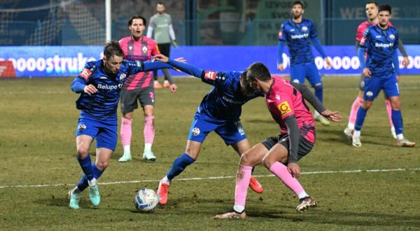09.02.2025., Gradski stadion Ivan Kusek Apas, Koprivnica - SuperSport HNL, 21. kolo, NK Slaven Belupo - NK Lokomotiva
Slaven Belupo (plavi dres); Ivan Susak (br. 25), Dominik Kovacic (4), Tomislav Bozic (6), Mihail Caimacov (10), Adrian Liber (14), Ivan Cubelic (15), Igor Lepinjica (23), Alen Grgic (27), Antonio Bosec (33), Luka Lucic (35), Ilija Nestorovski (90), trener Mario Kovacevic
Lokomotiva; Zvonimir Subaric (31), Silvio Gorican (7), Robert Mudrazija (8), Komnen Andric (9), Fran Karacic (13), Art Smakaj (15), Luka Dajcer (16), Denis Kolinger (20), Luka Vrbancic (21), Marin leovac (22), Dusan Vikovic (30), trener Silvijo Cabraja.  Photo: Damir Spehar/PIXSELL