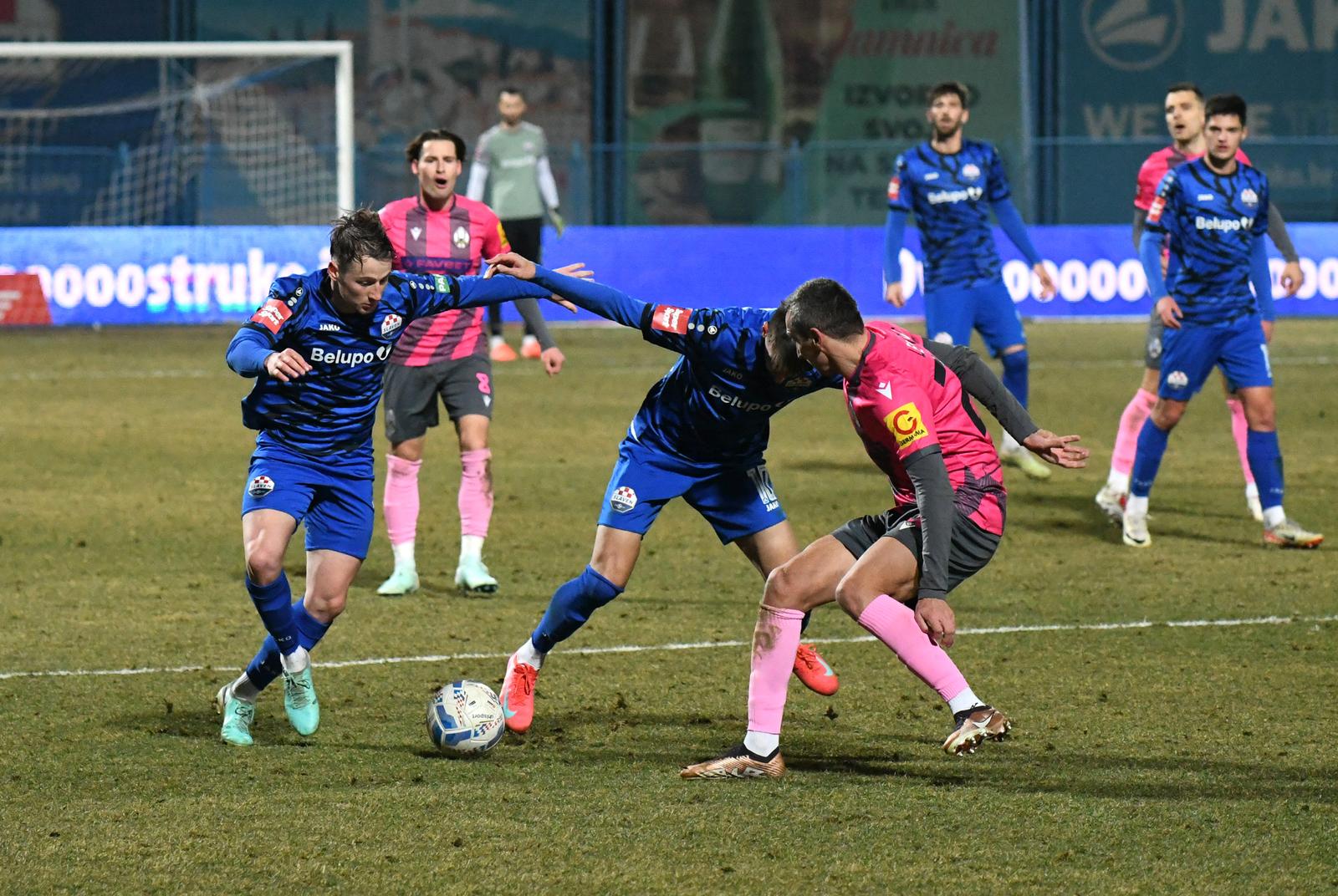 09.02.2025., Gradski stadion Ivan Kusek Apas, Koprivnica - SuperSport HNL, 21. kolo, NK Slaven Belupo - NK Lokomotiva
Slaven Belupo (plavi dres); Ivan Susak (br. 25), Dominik Kovacic (4), Tomislav Bozic (6), Mihail Caimacov (10), Adrian Liber (14), Ivan Cubelic (15), Igor Lepinjica (23), Alen Grgic (27), Antonio Bosec (33), Luka Lucic (35), Ilija Nestorovski (90), trener Mario Kovacevic
Lokomotiva; Zvonimir Subaric (31), Silvio Gorican (7), Robert Mudrazija (8), Komnen Andric (9), Fran Karacic (13), Art Smakaj (15), Luka Dajcer (16), Denis Kolinger (20), Luka Vrbancic (21), Marin leovac (22), Dusan Vikovic (30), trener Silvijo Cabraja.  Photo: Damir Spehar/PIXSELL